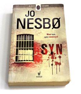 Syn. Jo Nesbo